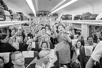 10月1日，乘客們在列車上共同慶祝新中國成立70周年。 蘭州局集團(tuán)供圖